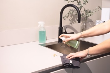 Cleaning the kitchen sink in a student house